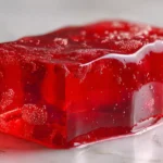 Gelatina casera paso a paso servida en un molde transparente