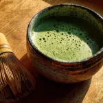 Té matcha recién batido con chasen tradicional japonés.