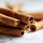 receta de canela de Ceilán en rama sobre mesa de cocina