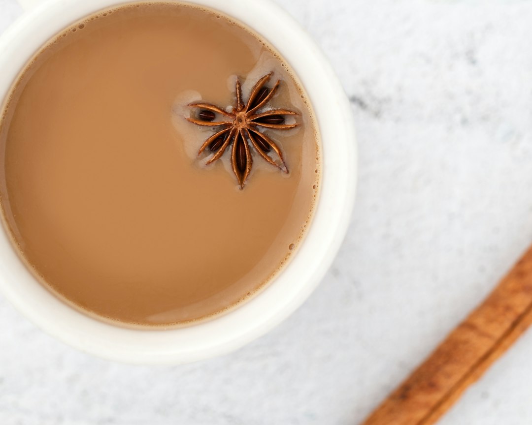 Chai latte casero con especias aromáticas