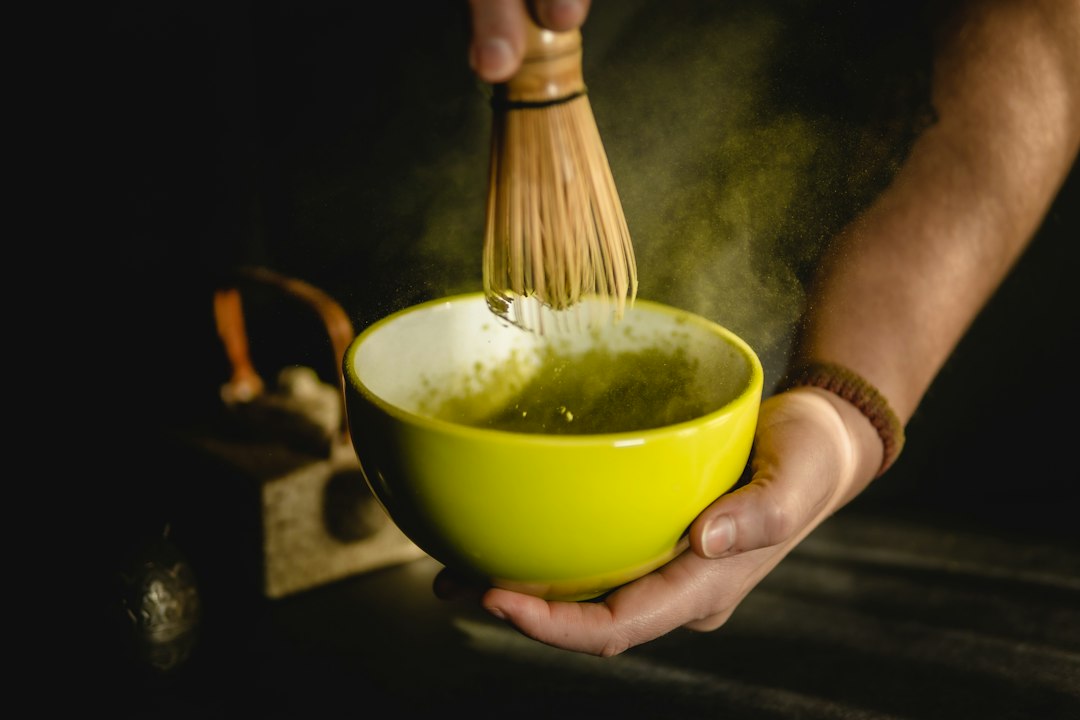 Matcha latte frío servido con hielo
