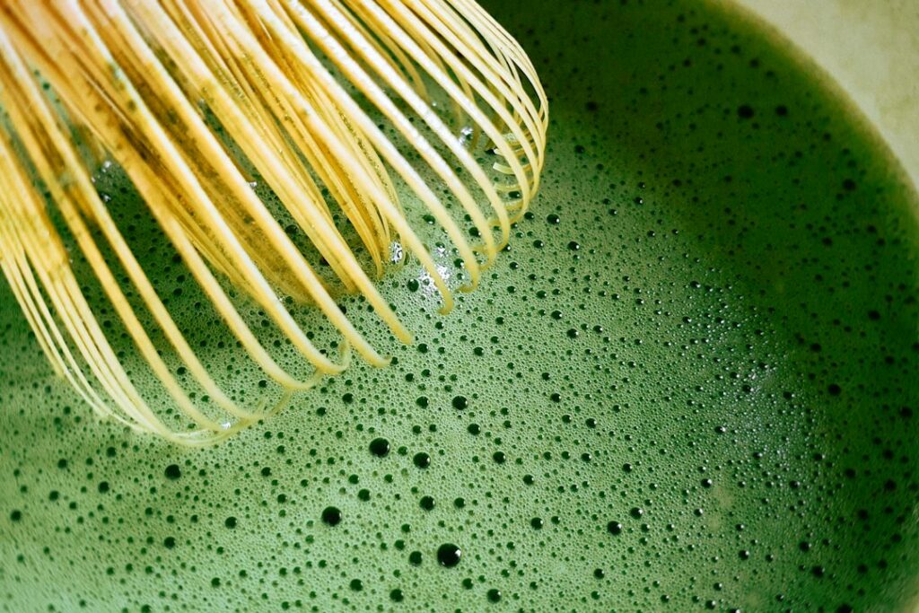Matcha verde con batidor de bambú chasen para preparación tradicional