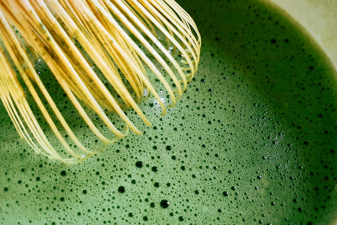 Matcha verde con batidor de bambú chasen para preparación tradicional