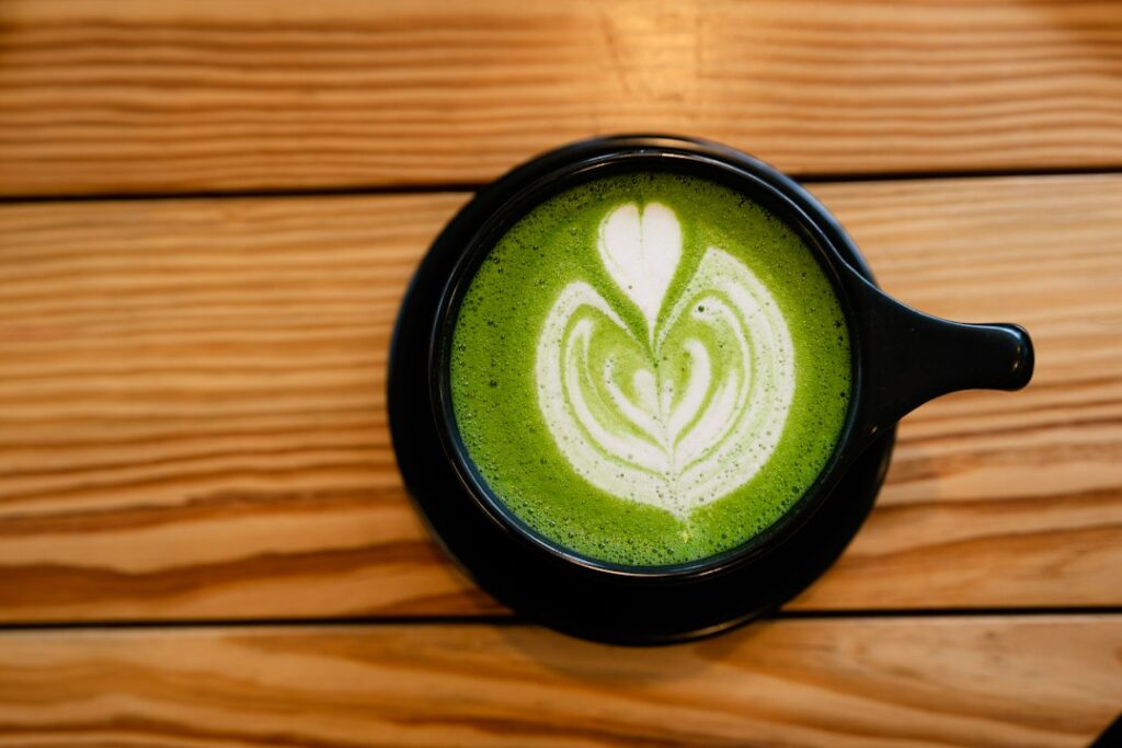 Matcha latte verde servido en una taza, preparado en casa