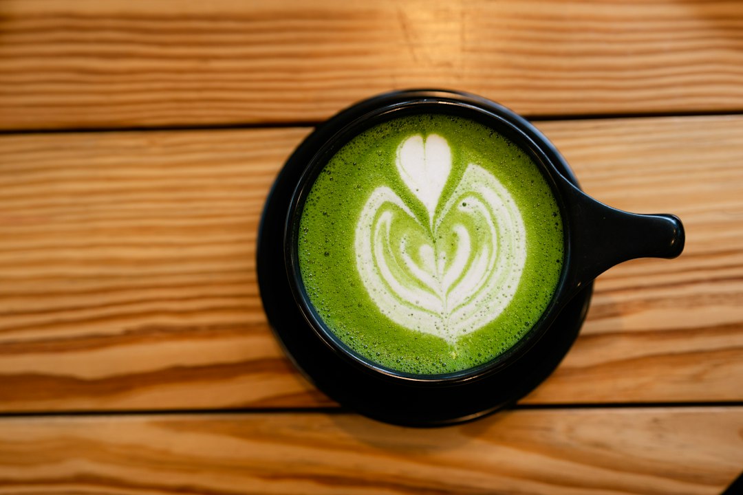 Matcha latte verde servido en una taza, preparado en casa