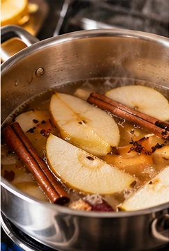 Preparación de té de pera y canela